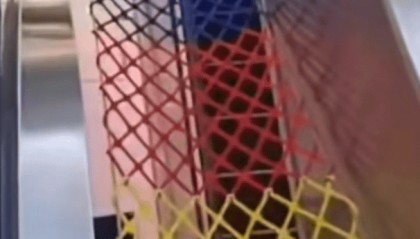 山东济宁一女孩从商场4楼坠亡后续:商场已安装防护网,警方回应称坠落原因正在调查