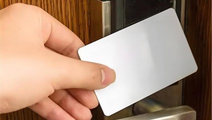 女子称睡梦中遭陌生男子持房卡闯入猥亵，涉案者为县人大代表，酒店前台回应：安吉警方已立案调查