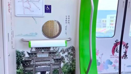 无锡地铁回应车内宣传图含“不雅画面”：男子手上拿着水瓶并非小便，为避免误会将更换