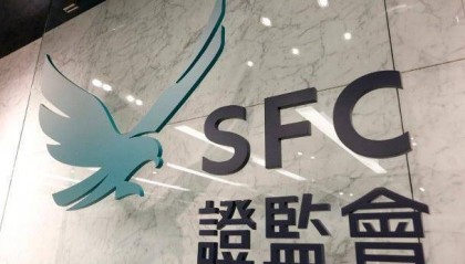 香港资深电影人黄百鸣涉内幕交易被检控，获准以20万元保释