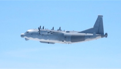 为台撑腰？4.5万大军来势汹汹，抬头发现，被3架军机贴脸围观