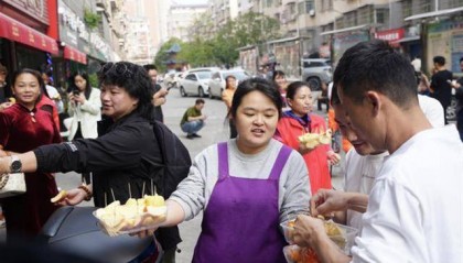 发型师晓华称3天只睡了1个半小时，10个顾客有8个是同行，有人等三天两夜才取到号