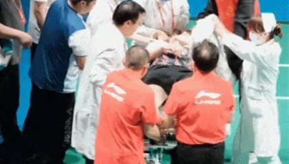 羽毛球世界第一石宇奇比赛中突发意外，被担架抬走后留院观察，此前曾遭遇严重伤病