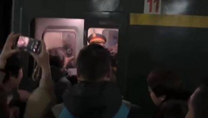 旅客称返程高峰有票无法上车，车站回应：很多人“买短乘长”致火车超员，已积极协调