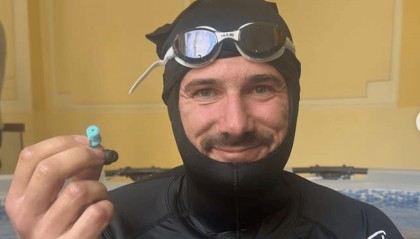 男子水下憋气29分钟刷新世界纪录，时长大约是海豚2倍