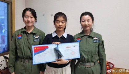高考660分的梁诗祎入选女飞，空军女教员上门送录取通知书