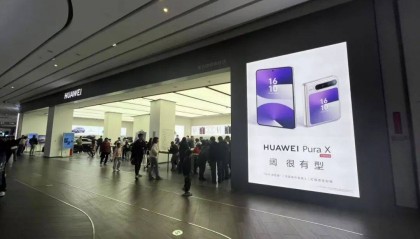 10分钟售罄！7499元起，华为首款阔折叠屏卖爆了，记者实探……