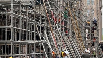 济南火灾事故现场已搭起脚手架，周边交通尚未完全恢复