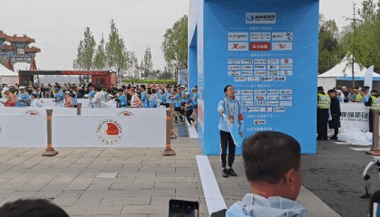 这届机器人马拉松把我看傻了！宇树摔倒、天工夺冠，还有瘫痪的