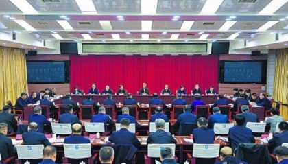 新疆党委常委会在乌鲁木齐市召开会议，专题研究推进乌鲁木齐工作