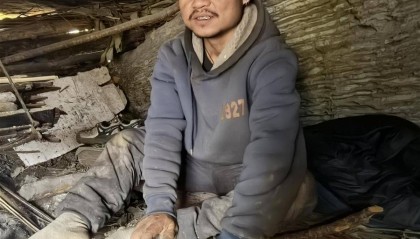 实探张家界荒野求生选手“苗王”的庇护所：堆着大量猕猴桃等野果，一个多月他只瘦了10多斤