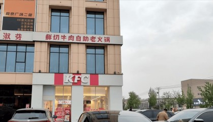 河北三河禁用红蓝黑招牌，临街肯德基、米村拌饭的招牌仍为红色；米村拌饭员工：收到整改通知还未改