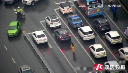 女子在车流中穿行，看见交警后竟直接跳到他身上