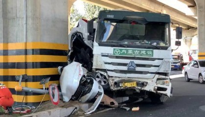 “呼和浩特一轿车被混凝土商砼车撞碎”，事故认定书已出，事故造成一人不幸身亡