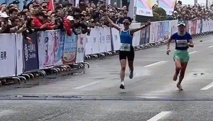 女子半马选手冲线前举手庆祝，最后一秒被第二名反超！本人回应
