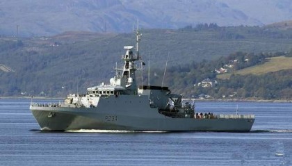 美军把“台湾牌”，交接给英国继续打，一艘破舰穿台挑衅解放军