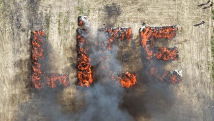 土耳其警方露天焚烧20吨大麻，小镇2.5万居民被动“吸毒”，多人头晕恶心