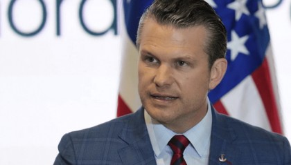 美防长被爆再陷泄密事件：曾另建Signal群聊，向亲属泄露空袭胡塞武装计划