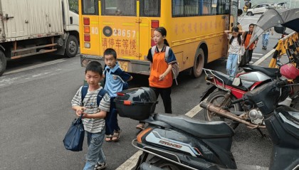 湖南岐山镇多所学校被摊派校车费，校车办负责人：可找社会赞助