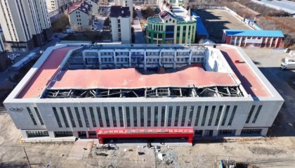 投资超5000万元的白城滑冰馆屋顶坍塌，施工质量疑有问题，使用方：平时里面有十来人，幸亏事发上班前一小时