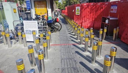 广州一地铁口出现密集隔离柱，当地街道办：防止电动车乱停乱放