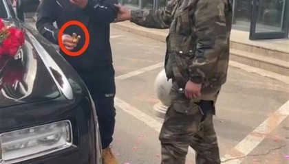 长春街头劳斯莱斯“小金人”被掰断？警方已介入，当地婚庆：男子经常讨要喜钱