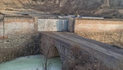 岚县梁家庄乡侯家岩村，一家无名煤场的存在，不仅破坏了当地的生态环境，更严重影响了附近居民的生活质量