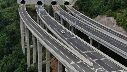 交警高速设卡拦截处罚超速车，如此“擦边”为安全还是搞钱