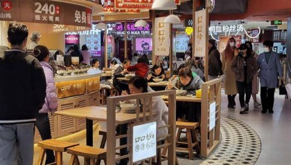 商铺168家，餐饮占了98家，商场正在变成大食堂