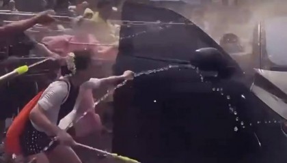 副总裁回应“泼水节理想车被外人语音解锁开门成泡水车”：乘客手动开的门