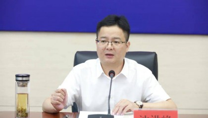 当选县长1个多月后，他接任县委书记