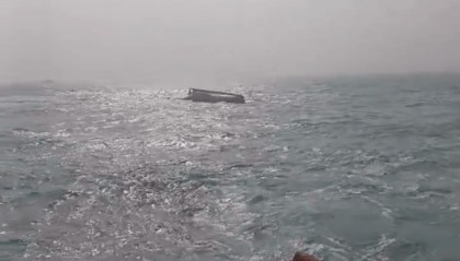 辽宁一渔船凌晨被撞翻，救援人员：9人失联，正在搜救