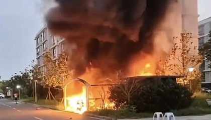 凌晨，小区楼下一片火光！30余辆车“火烧连营”