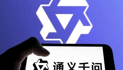 阿里开源最新推理模型：性能媲美DeepSeek-R1，但参数不到5%，强化学习再立大功