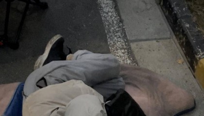 南京市民裹被子彻夜排队“抢”电动车牌 ！啥情况？记者凌晨探访上牌点——