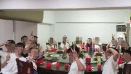 21名小学生凑300元聚餐，饭店老板回应贴钱上20多道菜：孩子们集体鞠躬致谢