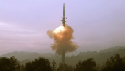 三消息：朝鲜最担心的发生！4.2万大军火速出动；中方专机落地东京