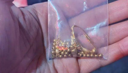 在长沙街头捡到20多克黄金，她赶紧掏出手机……