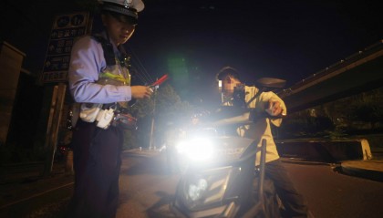 北京交警开查电动自行车加装远光灯，首次警告，再被查将扣车罚款