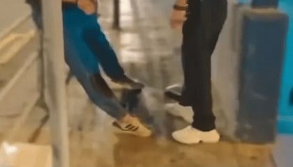 凌晨突发！一警长遭持刀抢劫，反抗时被刺中5刀