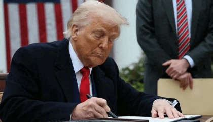 特朗普刚对华出手，惠誉下调中国信用评级？中方：不予认可