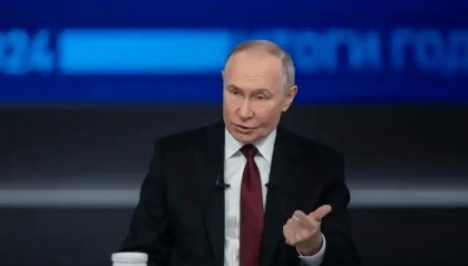 地点莫斯科，普京会见一尊贵客人，泽连斯基万没料到，背后空无一人