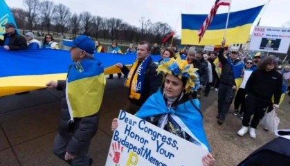 大批乌克兰人“包围”中国大使馆，反复高呼一句话，中方终于签字