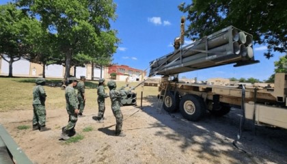 首批海马斯火箭炮已到台湾，解放军连出3招，直击台当局要害处？