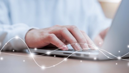 “电子亲人”悄然流行，读懂年轻人的“亲情”渴望 |新京报快评