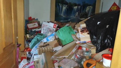 “经过都不敢喘气！”清理10小时，北京一老人家中搬出8吨杂物！