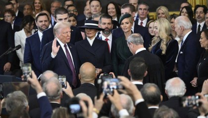 拜登这4年白干了？特朗普上台第一天，就下死手！释放信号强烈