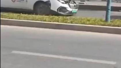 西安一网约车多次猛撞罐车，系夫妻争执造成事故，事发时非接单状态