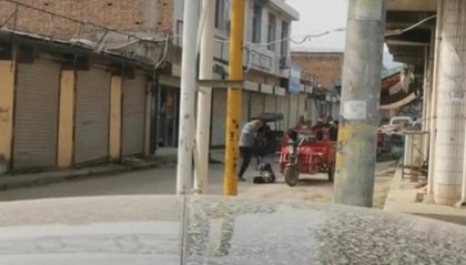 西安一男子当街踢打女子，官方：两人系夫妻，因家庭矛盾发生口角