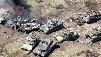 库尔斯克“死亡公路”！全歼美械装甲分队，2.65万乌军被灭俄全线突破